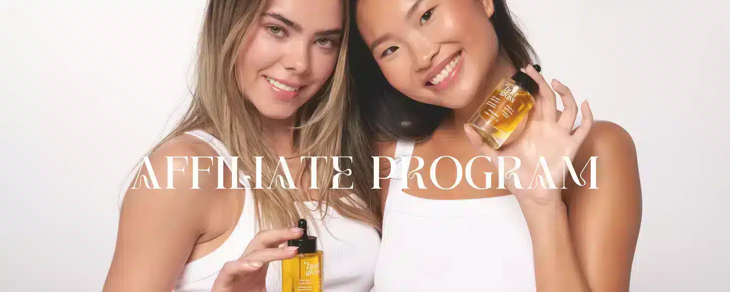 دو دختر در حال معرفی محصول آرایشی هستند